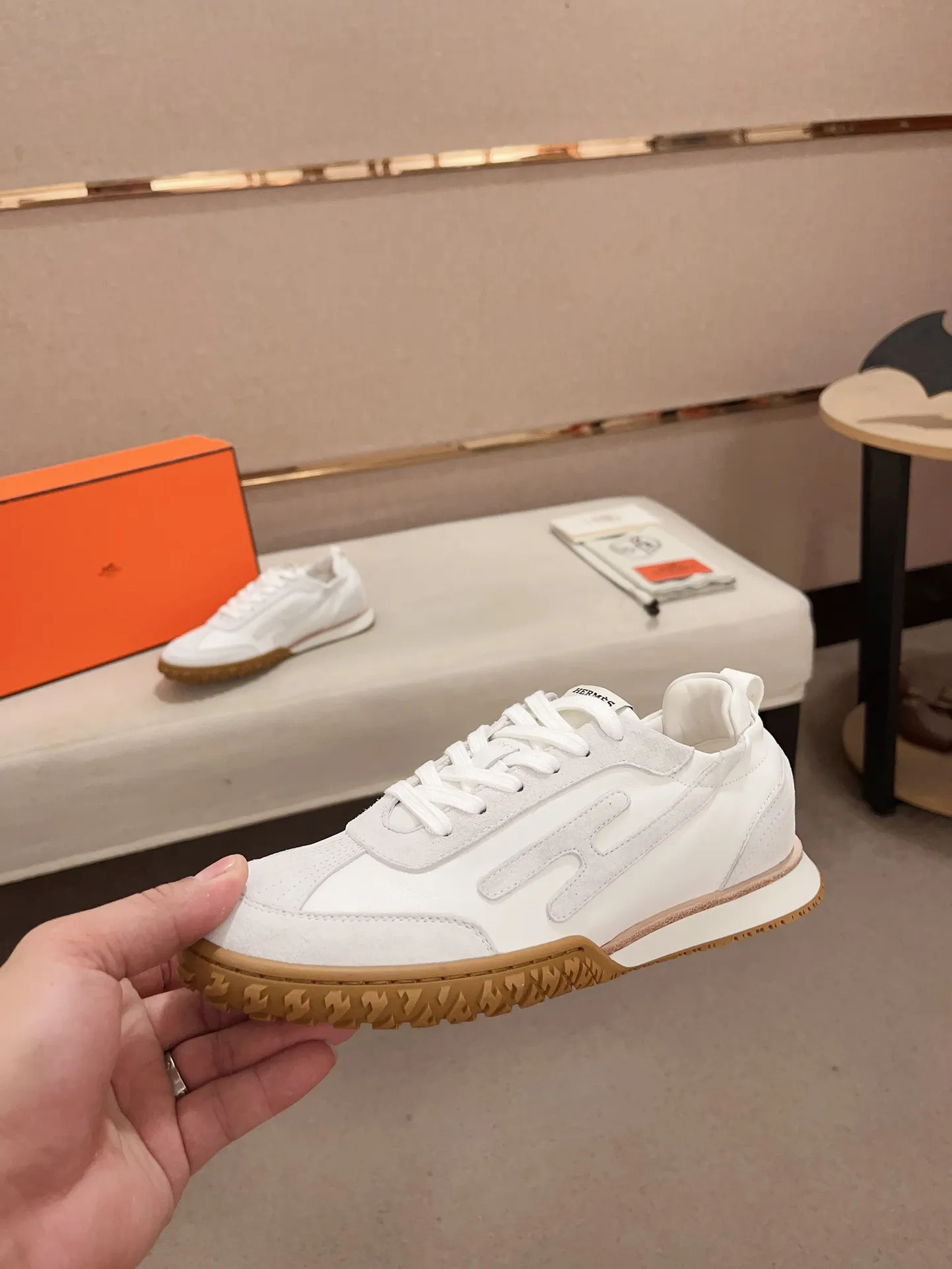 Men's men's shoes 💰: 720💰 Hermes top version # Couple style 💏 24ss casual sneakers Suede goatskin sneakers decorated with contrasting patterns and iconic "H" details, beautifully packaged at the delivery counter 🛍📦 Fabric: suede + cowhide Lining: mixed sheep lining Outsole: original TPU Bottom thickness: 2CM Size: 35-44